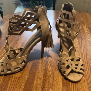 Cream funky design heels